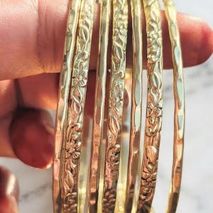 Guldarmbandsstapel, Blommiga stapelarmband, Julklapp till henne, Indiska guldarmband, Minimalistiskt boho smyckeset