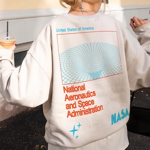 Sweat-shirt avec trou de ver de la NASA, col ras du cou avec logo rétro de l'espace avec impression sur le devant et dans le dos