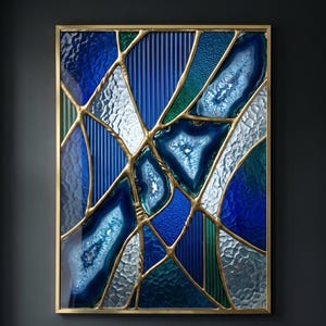 Peut inclure: Œuvre d'art murale abstraite avec un effet de vitrail dans les tons de bleu, turquoise et or. L'œuvre, encadrée en or, est suspendue au-dessus d'un canapé bleu. Le design incorpore diverses textures et motifs, créant une pièce visuellement attrayante.