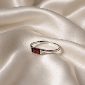 Minimalistische baguettering met granaat, 925 sterlingzilver sierlijke stapelbare beloftering cadeau voor haar