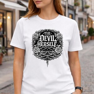 Camiseta retro ocultista oscura femenina "The Devil Herself", regalo con estética gótica de bruja, camiseta gráfica de energía femenina oscura.