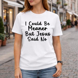 Puede incluir: Un juego de tres tazas de cerámica con un acabado mate moteado. Las tazas son de color crema, gris claro y gris oscuro. Cada taza tiene un diseño simple y minimalista.