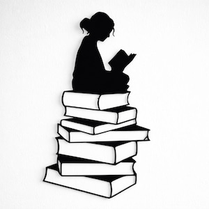 Puede incluir: Silueta negra de una persona leyendo, sentada sobre una pila de libros. Los libros son blancos con lomos negros, sobre un fondo blanco. Un diseño simple y elegante, ideal para amantes de la lectura.