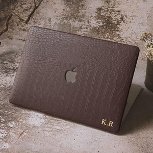Espresso Krokodilskinnsfodral till MacBook Neo med namn i guldfolie, personligt hårt skal för Air 15/13 och Pro 16/14 tum M5 M4 M3 M2