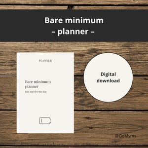 Può includere: Un'agenda digitale minimalista con il testo "Bare minimum planner" e "Just survive the day". Il design include un'icona della batteria e un elemento circolare con la scritta "Digital download". Lo sfondo è una superficie di legno.