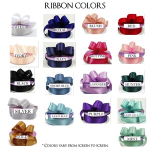 Puede incluir: Una tabla de colores de cinta, que muestra 16 colores diferentes de cinta, incluyendo blanco, marfil, negro, plata, oro, azul real, azul marino, azul humo, azul claro, morado, rubor, rosa intenso, rosa, lavanda, verde cazador, aguamarina claro y menta.