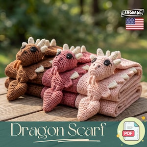 Puede incluir: Bufandas de dragón de ganchillo en tonos marrón, rosa y rosa claro apiladas sobre una superficie de madera. Cada bufanda presenta una cabeza y una cola de dragón. El texto "Dragon Scarf" se muestra en la parte inferior de la imagen.