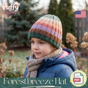 Könnte beinhalten: Eine gestreifte Strickmütze in Grün, Braun, Lila und Rosa. Die Person trägt eine blaue Jacke und einen beigen Schal. Der Text "Forestbreeze Hat" befindet sich am unteren Rand des Bildes.