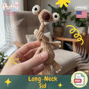 Op de afbeelding: Een gehaakte Long-Neck Sid pop in bruin met grote, witgerande ogen en een bruin gezicht. De pop heeft een lange nek, kleine armen en witte voeten. De tekst "Long-Neck Sid" staat op een groene banner.