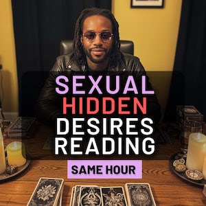 Puede incluir: Una persona con gafas y una chaqueta de cuero negra está sentada en una mesa de madera. Se muestra el texto "SEXUAL HIDDEN DESIRES READING", junto con "SAME HOUR". También se ven cartas del tarot y velas encendidas.