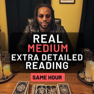 Puede incluir: Imagen de una persona con rastas y gafas, sentada detrás de una mesa de madera. La mesa tiene cartas del tarot, velas y objetos decorativos. Superposición de texto que dice "REAL MEDIUM EXTRA DETAILED READING SAME HOUR."