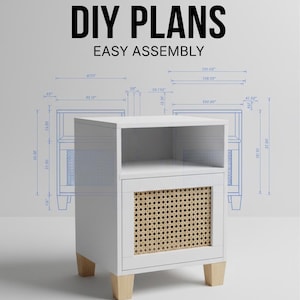 Puede incluir: Mesita de noche blanca con un panel de puerta de ratán tejido y patas de madera clara. La mesita tiene un estante abierto y el texto "DIY PLANS EASY ASSEMBLY". Dimensiones en cm.