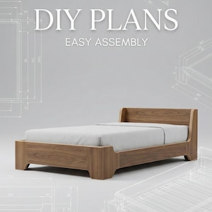 Pode incluir: Uma estrutura de cama de madeira com cabeceira e peseira. A cama é feita de madeira castanha clara e tem um design simples e moderno. O texto "DIY PLANS EASY ASSEMBLY" é exibido no topo.