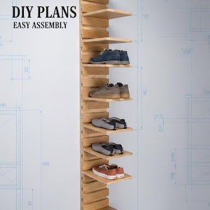 Puede incluir: Un zapatero de madera con múltiples estantes, que contiene varios pares de zapatos. El estante está montado en una pared con diagramas arquitectónicos en el fondo. El texto en la imagen dice "DIY PLANS EASY ASSEMBLY".