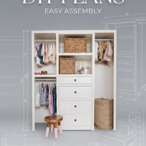 Puede incluir: Planos de armario blanco para bricolaje con instrucciones de montaje sencillas. El armario tiene barras para colgar, estantes con cestas tejidas, cajones y un pequeño taburete de madera con patas rosas. Dimensiones en cm.