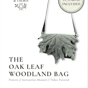 Puede incluir: Un bolso de hombro color verde salvia con forma de hoja de roble y una correa fina oscura. El texto dice: THIIMBLE & THORN, THE OAK LEAF WOODLAND BAG, Pattern // Instruction Manual // Video Tutorial, VIDEO TUTORIAL INCLUDED y THIMBLE & THORN UK.