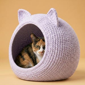 Puede incluir: Una taza de cerámica blanca con un asa negra y el texto "But First, Coffee" en negrita negra. La taza está sobre un fondo borroso. La taza mide aproximadamente 10 cm de altura.