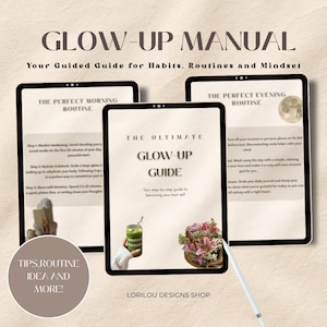 Peut inclure: Un manuel numérique Glow-Up présentant trois écrans de tablette affichant des routines et habitudes. L'écran central affiche The Ultimate Glow-Up Guide avec une boisson matcha et des fleurs. Un stylet blanc repose à côté, et un badge circulaire indique Tips, Routine Idea and More.