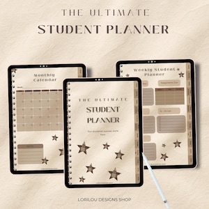 Peut inclure: Trois écrans de tablette numérique affichant un agenda étudiant avec un fond beige et des étoiles à carreaux. Le texte indique THE ULTIMATE STUDENT PLANNER, Monthly Calendar et Weekly Student Planner. Un stylet blanc est posé à côté.