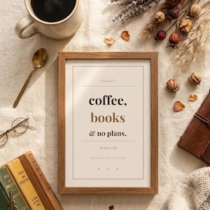 Peut inclure: Un cadre en bois rectangulaire contenant une impression blanche avec le texte "coffee, books & no plans." L'impression inclut également les phrases "bookish girl", "the perfect day" et "READER COLLECTION" dans un style de police minimaliste.