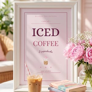 Peut inclure: Une affiche encadrée en blanc avec un fond rose clair portant le texte "READER COLLECTION", "ICED COFFEE & paperbacks" et "summer reader aesthetic", accompagnée d'une petite illustration d'un café glacé et de trois signes plus.