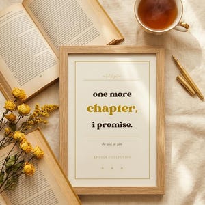 Peut inclure: Un cadre en bois rectangulaire contenant une impression blanche avec le texte "one more chapter, i promise." et "she said, at 3am" en lettres noires et dorées. Le cadre est entouré de deux livres ouverts, d'une tasse de thé et de fleurs jaunes séchées.