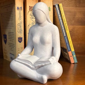 Abstrakt läsande kvinnastaty | Bokälskarepresent | Modern bokhylledekor | Minimalistisk kvinnaskulptur | Bibliotekariepresent | Läshörndekor
