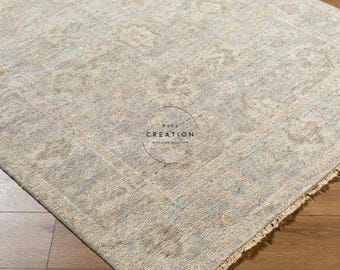 Alfombra Oushak color beige marfil, alfombra floral turca vintage, alfombra de área neutra con aspecto desgastado, alfombra Oushak de lana hecha a mano.