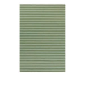 Pu&ograve; includere: Una tenda plissettata rettangolare verde salvia. La tenda presenta pieghe orizzontali e uniformemente distanziate, creando una superficie strutturata. Il colore &egrave; un verde tenue e terroso, adatto per le coperture delle finestre.