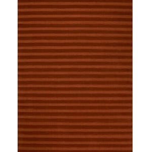 Pu&ograve; includere: Un tappeto rettangolare color ruggine con un motivo a righe orizzontali. Il design del tappeto presenta strisce marroni scure distanziate uniformemente su uno sfondo marrone chiaro, creando un aspetto strutturato. Adatto per l'arredamento della casa.
