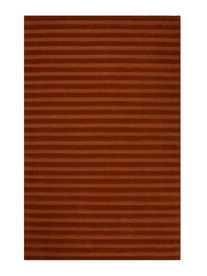 Pu&ograve; includere: Un tappeto rettangolare color ruggine con un motivo a righe orizzontali. Il design del tappeto presenta strisce marroni scure distanziate uniformemente su uno sfondo marrone chiaro, creando un aspetto strutturato. Adatto per l'arredamento della casa.