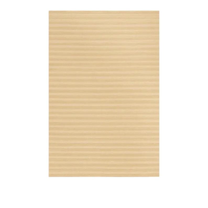 Pu&ograve; includere: Un tappeto rettangolare beige con un motivo a righe orizzontali e a coste. Il tappeto &egrave; di colore neutro, adatto a vari stili di interni. La trama appare morbida e invitante.