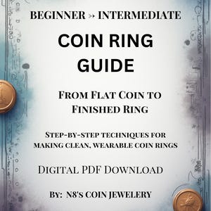 Può includere: Una guida PDF digitale intitolata "Coin Ring Guide" con il testo "Principiante a Intermedio". La guida fornisce tecniche passo passo per realizzare anelli con monete. La copertina presenta monete color oro e bordi decorativi.