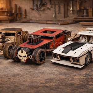 Könnte beinhalten: Drei Holzmodellautos: ein klassischer Hot Rod, ein rotes Custom-Car mit Totenkopf-Design und ein weißer Sportwagen. Die Modelle sind aufwendig detailliert und scheinen handgefertigt zu sein.