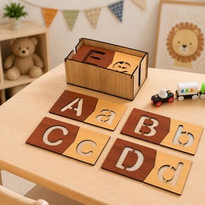Könnte beinhalten: Holzbuchstaben-Schablonen mit Groß- und Kleinbuchstaben in einer Holzkiste. Die Schablonen sind braun und beige. Auf dem Tisch befindet sich auch ein Satz bunter Holzspielzeugzüge.