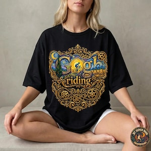 Könnte beinhalten: Ein schwarzes T-Shirt mit einem gold-blauen Grafikdesign und dem Text "Gogh riding". Die Illustration zeigt die Silhouette eines Radfahrers, wirbelnde Muster und mechanische Zahnräder, umrahmt von kunstvollen, dekorativen goldenen Schnörkeln.