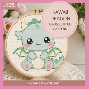 Könnte beinhalten: Ein Kreuzstichmuster eines Kawaii-Drachen in einem hölzernen Stickrahmen. Der Drache ist hellblau mit grünen Akzenten und rosa Wangen. Der Text "KAWAII DRAGON CROSS STITCH PATTERN" befindet sich in einem rosa Kreis. Die Worte "INSTANT DOWNLOAD" stehen oben und unten.