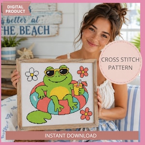 Puede incluir: Patrón de punto de cruz con una rana de dibujos animados con gafas de sol relajándose en un flotador de piscina con una bebida. El diseño incluye flores y el texto "Descarga instantánea". La imagen está en un marco de madera.