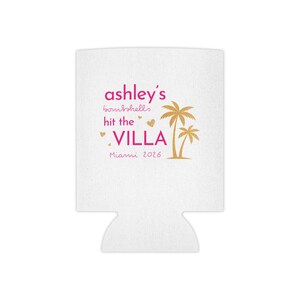 Peut inclure: Un refroidisseur de canette en mousse blanche avec le texte rose ashley's bombshells hit the VILLA Miami 2026, agrémenté de petits cœurs dorés et d'un motif de palmier doré. Le design est centré sur le devant de la pochette isolante.