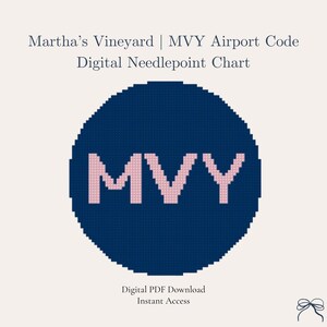 Może przedstawiać: Cyfrowy schemat haftu krzyżykowego z granatowym okręgiem i różowymi literami "MVY", reprezentującymi kod lotniska Martha's Vineyard. Tekst "Martha's Vineyard | MVY Airport Code Digital Needlepoint Chart" znajduje się na górze.
