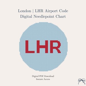 Może przedstawiać: Cyfrowy wzór do haftu krzyżykowego z jasnoniebieskim okręgiem i czerwonymi literami "LHR". Tekst "London | LHR Airport Code Digital Needlepoint Chart" znajduje się na górze. Słowa "Digital PDF Download Instant Access" znajdują się na dole.