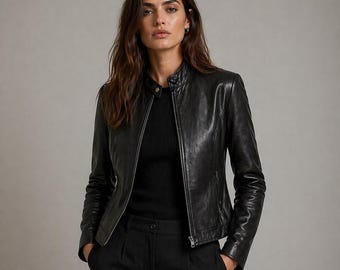Chaqueta de cuero negra estilo motero – Corte ajustado, cuello mao, estilo minimalista