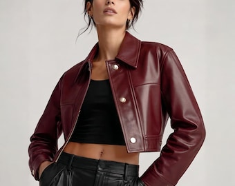 Chaqueta corta de cuero color burdeos – Corte ajustado estilo camisa abotonada