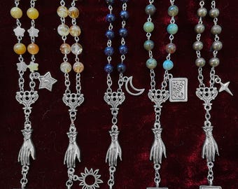 Amulety/korale modlitewne w kształcie kart Tarota ze srebrną podstawą (Gwiazda, Fortuna, Księżyc, Słońce, Świat)