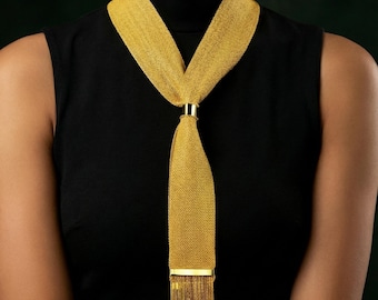 Collar de bufanda Leena bañado en oro: collar de chal de tejido suave, joyería llamativa con drapeado, hecho a mano en plata bañada en oro de 22 quilates.