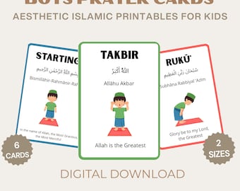 Peut inclure: Un ensemble de cartes de prière pour enfants illustrant un garçon portant une toque verte et un pantalon bleu dans différentes positions de prière. Chaque carte présente le texte arabe, la translittération et la traduction.
