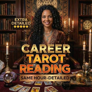 Könnte beinhalten: Werbung für eine Karriere-Tarot-Lesung. Das Bild zeigt eine lächelnde Frau mit den Worten "CAREER TAROT READING" in Gold. Die Szene umfasst Kerzen, Tarotkarten und eine Kristallkugel. Der Text "EXTRA DETAILED" befindet sich oben links.