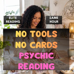 Puede incluir: Una persona de cabello oscuro rizado con una blusa blanca sentada ante una mesa de madera con cartas de tarot. El texto superpuesto dice ELITE READING, SAME HOUR, NO TOOLS, NO CARDS, PSYCHIC READING. Incluye un jarrón de cristal, una lámpara y cristales.