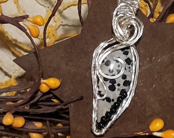 Colgante engarzado en alambre de jaspe dálmata y turmalina