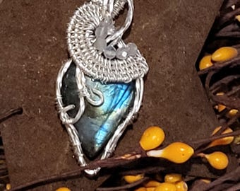 Colgante de labrodorita envuelto en alambre